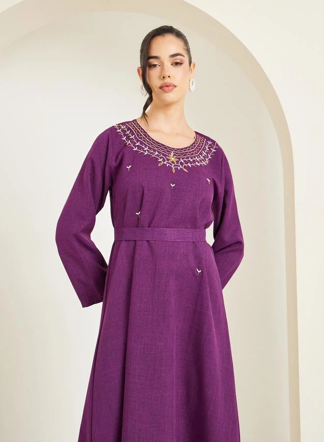 أميرة جلابية مع حزام وتفاصيل مزينة